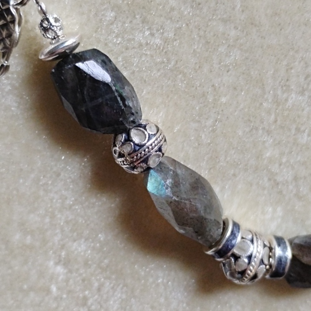 HAND CRAFTED LABRADORITE AND ENAMEL BEADS BRACELET - Picture 3 of 7